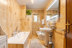 Doccia, asciugacapelli, asciugamani