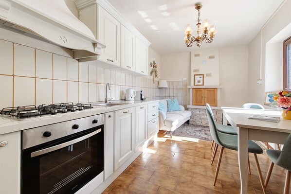 Fridge, oven, stovetop, dishwasher