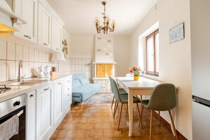 Frigorifero, forno, piano cottura, lavastoviglie