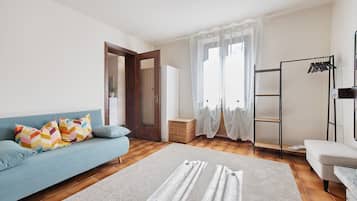 Una televisión, una chimenea