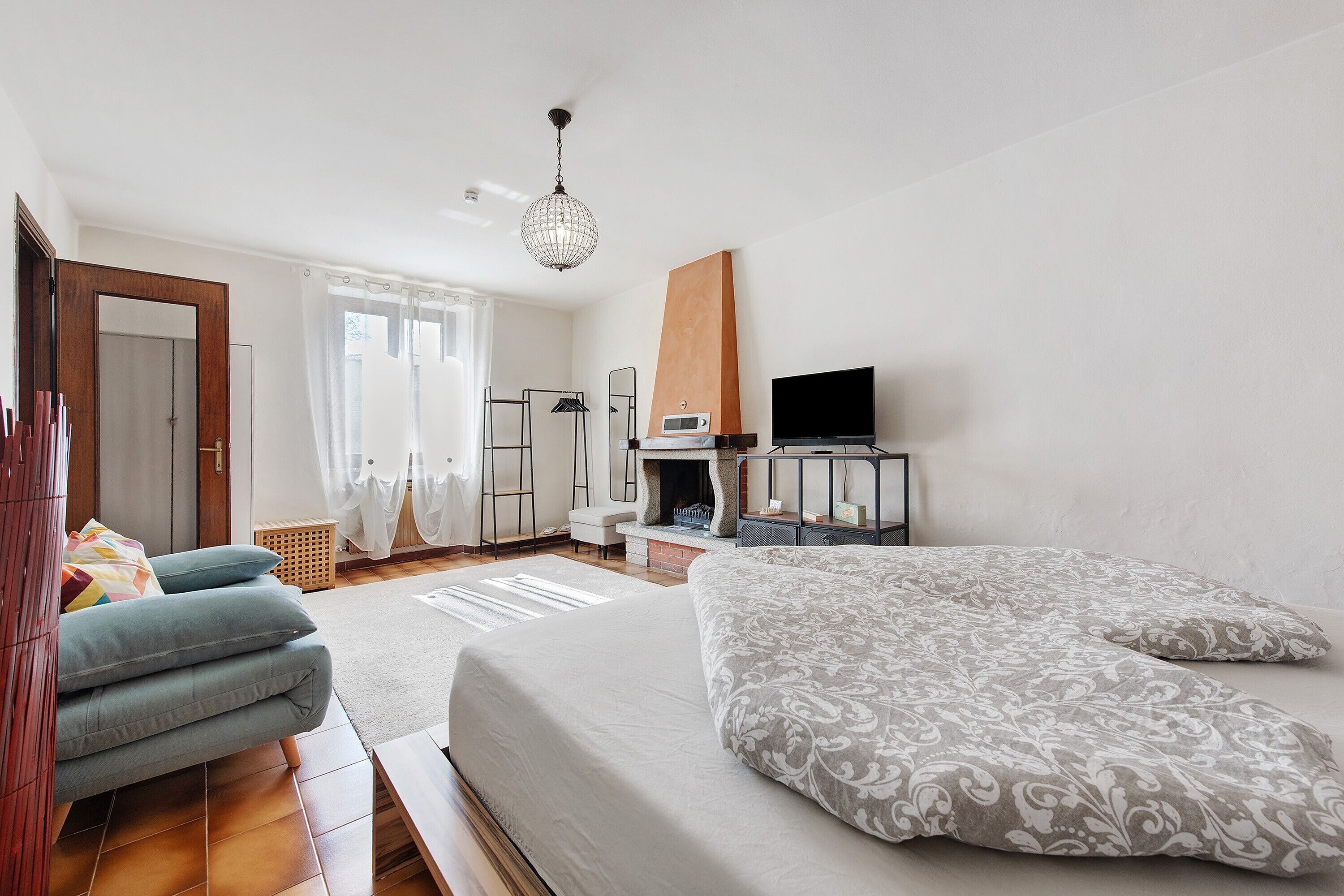 1 dormitorio, escritorio, tabla de planchar con plancha y wifi