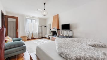 1 dormitorio, escritorio, tabla de planchar con plancha y wifi