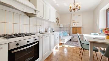 Frigorífico, horno, placa de cocina y lavavajillas