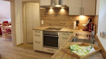 Een koelkast, een magnetron, een oven, een kookplaat