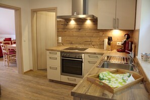 ثلاجة، ميكروويف، فرن، موقد طهي مسطح