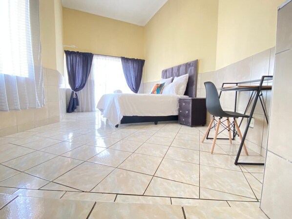 Tabla de planchar con plancha, wifi y ropa de cama