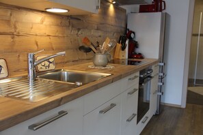 Een koelkast, een magnetron, een oven, een kookplaat