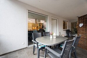 Outdoor dining - Apartment 'Lierbachblick, 80qm' with Balcony and Wi-Fi (Oppenau)