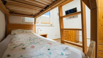 2 quartos, ferros/tábuas de passar roupa, Wi-Fi, roupa de cama