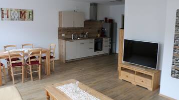 Fernseher, DVD-Player, Stereoanlage