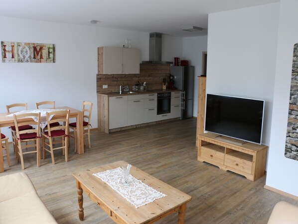 Tv, dvd-spelare och en stereo