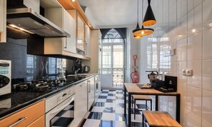 Fridge, microwave, oven, coffee/tea maker - Nomad's Fine Arts in Chiado (Lisbon)