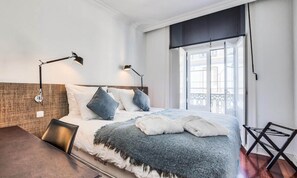 Iron/ironing board, bed sheets - Nomad's Fine Arts in Chiado (Lisbon)