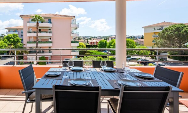 Outdoor dining - Apartment in Saint-raphael Near Beaches (Saint-Raphael)