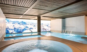 Outdoor pool, a heated pool - Premium 3-room Apartment + 2 Cabins for 8/10 People (Aime-la-Plagne)