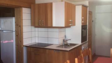 Fridge, microwave, oven, coffee/tea maker