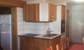 Kjøleskap, mikrobølgeovn, ovn og kaffetrakter/tekoker