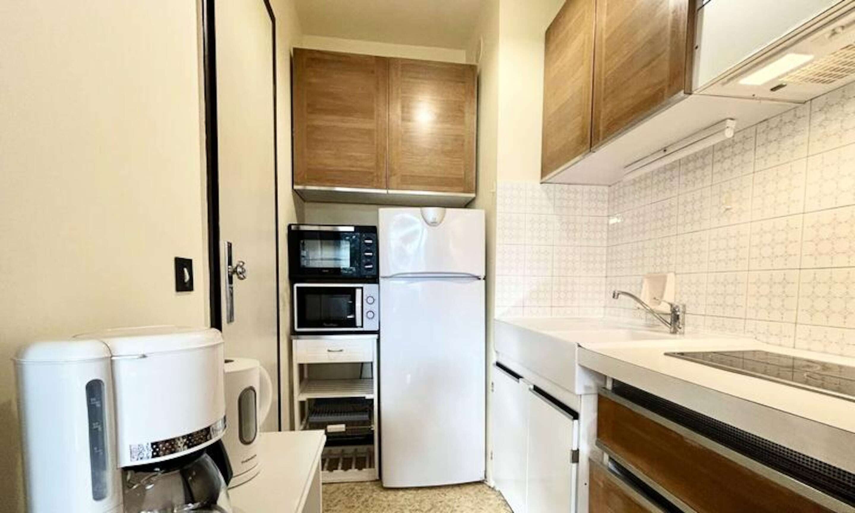 Coffee/tea maker, fridge, microwave, oven