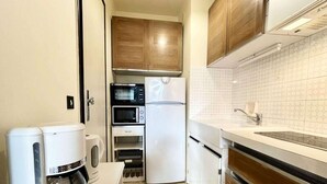 Coffee/tea maker, fridge, microwave, oven - Studio - 1 or 2 People - Greoux-les-bains (Gréoux-les-Bains)