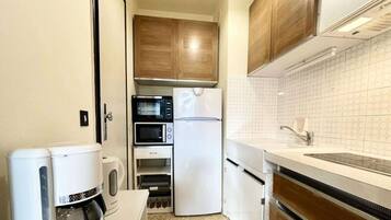 Coffee/tea maker, fridge, microwave, oven