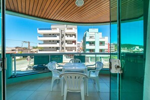 Basic Apartment | Outdoor dining