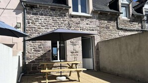 Outdoor dining - House in Les Hopitaux Near Sandy Beaches (Erquy)