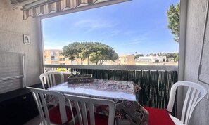 Outdoor dining - Apartment in Grau du Roi Near the Beach (Le Grau-Du-Roi)