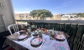 Outdoor dining - Apartment in Grau du Roi Near the Beach (Le Grau-Du-Roi)