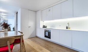 Fridge, microwave, oven, coffee/tea maker - House in Porto Near Trindade Metro (Porto)