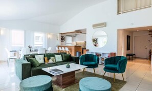 Living area - Apartment in Cannes With Rooftop Terrace (Cannes)
