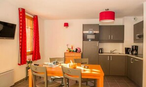 Apartment | Private kitchen - Apartment in Savoie With Pool & Sauna (Saint-Colomban-des-Villards)