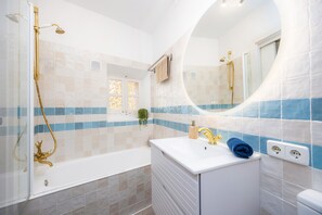 Douche, sèche-cheveux, serviettes fournies