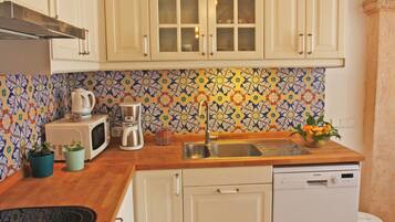 Een koelkast, een magnetron, een oven, een kookplaat