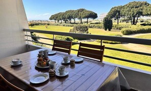 Outdoor dining - Apartment in Port Camargue With Sea Views (Le Grau-Du-Roi)