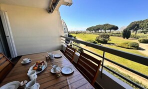 Outdoor dining - Apartment in Port Camargue With Sea Views (Le Grau-Du-Roi)