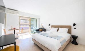 Iron/ironing board, bed sheets - Studio With Terrace, 2 Minutes From the Croisette (Cannes)