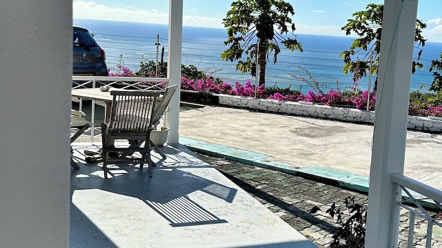 Charming Lagoon-view Apartment in Rodrigues