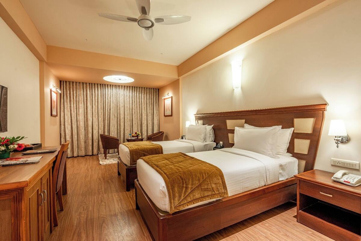 Executive Twin Room | Desk, laptop workspace, WiFi (free)