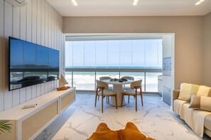 Apartment | Living area | 50-inch Smart TV with digital channels - Duplex Alto Padrão Frente Mar c Piscina (Bombinhas)