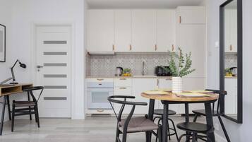 Coffee/tea maker, fridge, microwave, oven