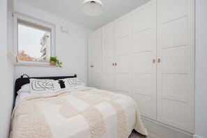 1 Schlafzimmer, Schreibtisch, Bügeleisen/Bügelbrett, Reisekinderbett