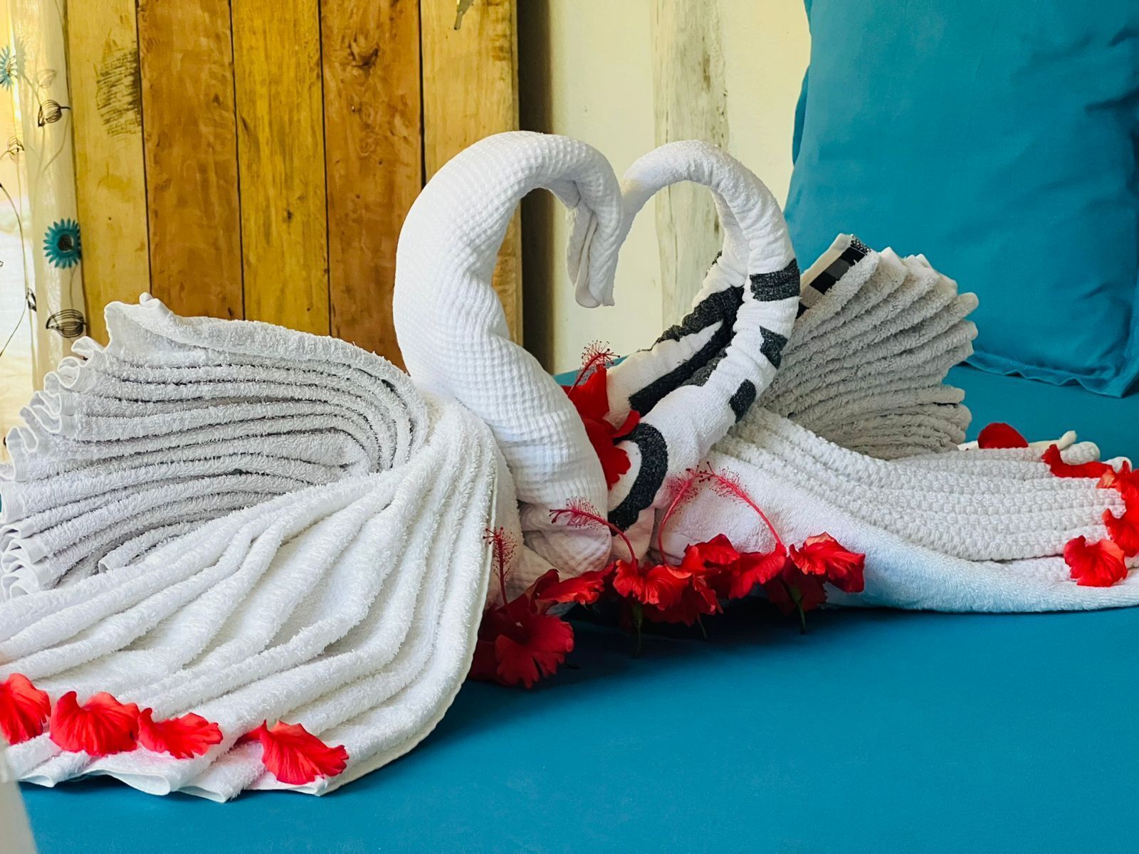 Habitación clásica con 1 cama doble o 2 individuales, balcón, vistas al mar | Espacio para trabajar con un portátil y ropa de cama