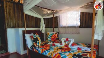 Classic Double Room, Garden View | Laptop workspace