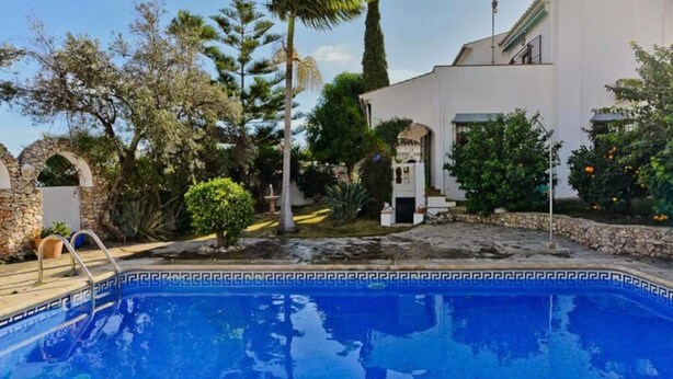 Indoor pool, outdoor pool - Villa in Nerja With Private Pool & Garden (Nerja)