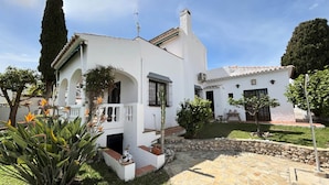 Exterior - Villa in Nerja With Private Pool & Garden (Nerja)