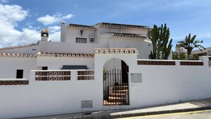 Exterior - Villa in Nerja With Private Pool & Garden (Nerja)