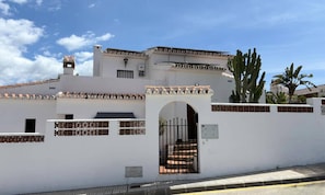 Exterior - Villa in Nerja With Private Pool & Garden (Nerja)
