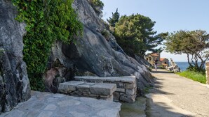 A stone pathway leading to a coastal building with a view of the sea. - Great 1-Bedroom Apartment in Trpanj - Pelješac (Trpanj)