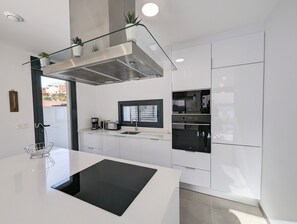 Kjøleskap, mikrobølgeovn, ovn og kokeplater