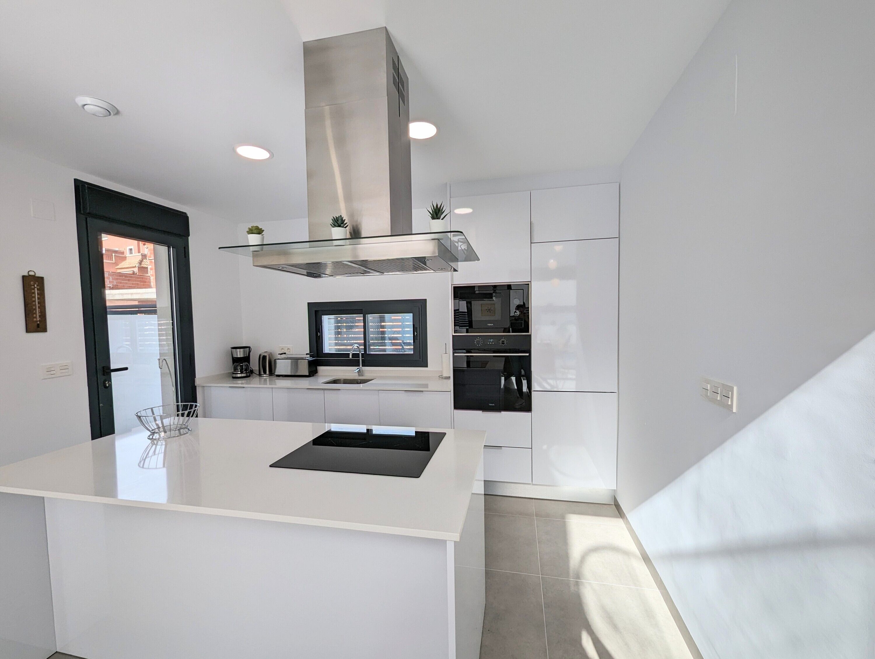 Frigorífico, microondas, horno y placa de cocina